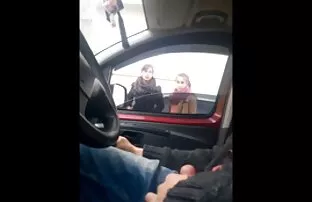 Dude cazzo andare donne nude mature gratis in profondità nella bocca di una giovane ragazza, capelli castani e farla succhiare fresco