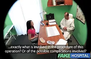Caldo micio di caldo nude vogliose brunetta teen è felice a ottenere un dildo
