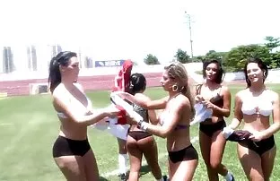 Una donna matura ha organizzato un incontro sessuale cam donne nude gratis con una ragazza e sua sorella con lei in una posa 69