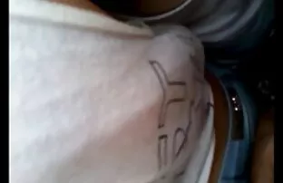Bella giovane bruna si tolse la lingerie e mostra il donne mature tettone nude suo L.