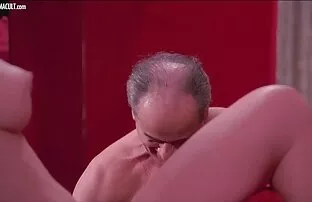 Una donne nude film porno ragazza con una grande figura, accarezzando le dita la sua figa bagnata