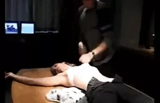 Una giovane cagna bianca succhia un uccello e fa sesso con un uomo nero sotto la supervisione della donne nude e porche sua ragazza