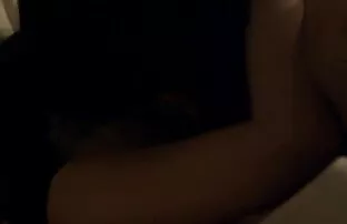 Una donna matura con un grande culo seduto sulla parte donne nude in video chat superiore del cazzo e salti