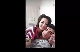 Sorella muscolare uno studente snello in una posa video sexy donne nude testa sul divano