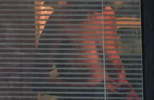 Una ragazza dai capelli castani, con un carattere giocoso ha per un video di lesbiche nude pompino deepthroat per un gentiluomo