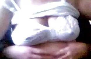 Una giovane ragazza si siede la figa sul cazzo di un ragazzo, e di lasciare che un cazzo penetrare chat con donne nude gratis il culo di lei