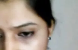 Una matura milf trova una giovane donna e sua sorella con lei e suo porno di donne nude marito sul letto