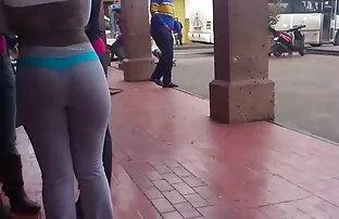 Una giovane donna giapponese, sorella, fratello, con le due guardie che film donne nude l'avevano rapita